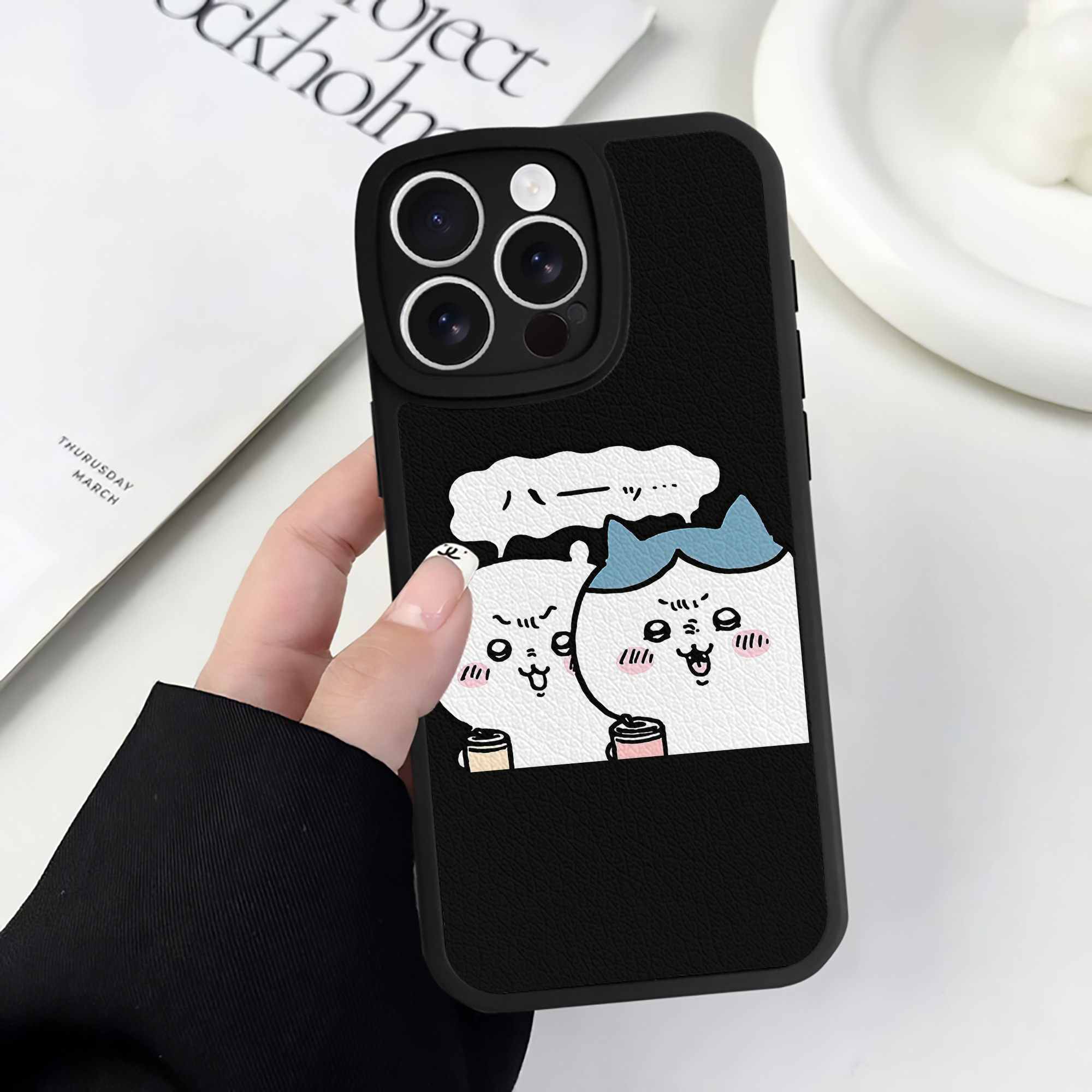 （画像用） ちいかわ ハチワレ Chii-kawa hachiware 【iPhone 16シリーズ対応】シリコンスマホケース（レザー調） 材質：シリコン
